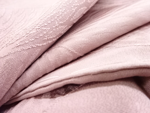  未使用品　裂取りに狢菊模様織出し一ツ紋色無地着物